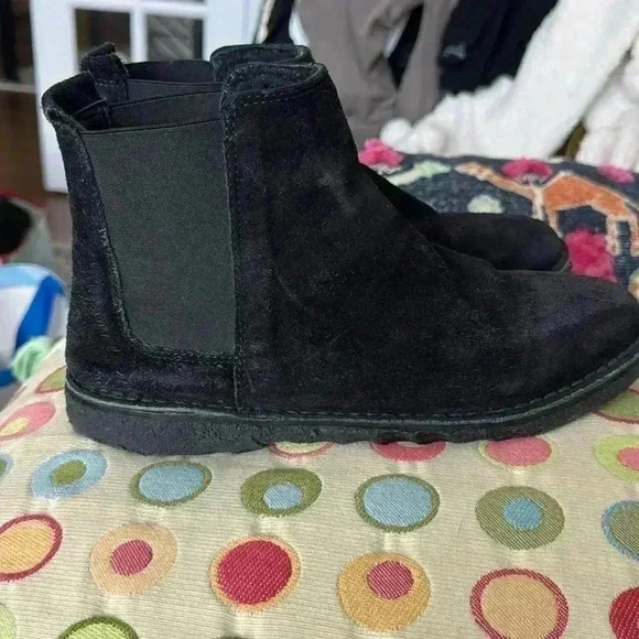 Vince Cody Black Leather Shearling Chelsea Boots Women's Size 7 Preowned - Picture 2 of 7